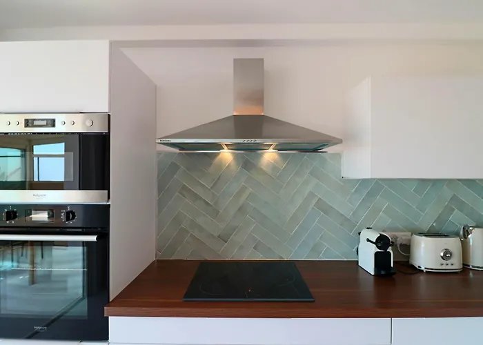 Rare! Oasis Btw Old & Daire